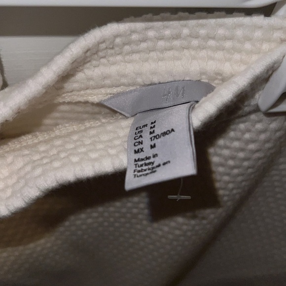 H&M cream mini‎ skirt - Picture 2 of 2